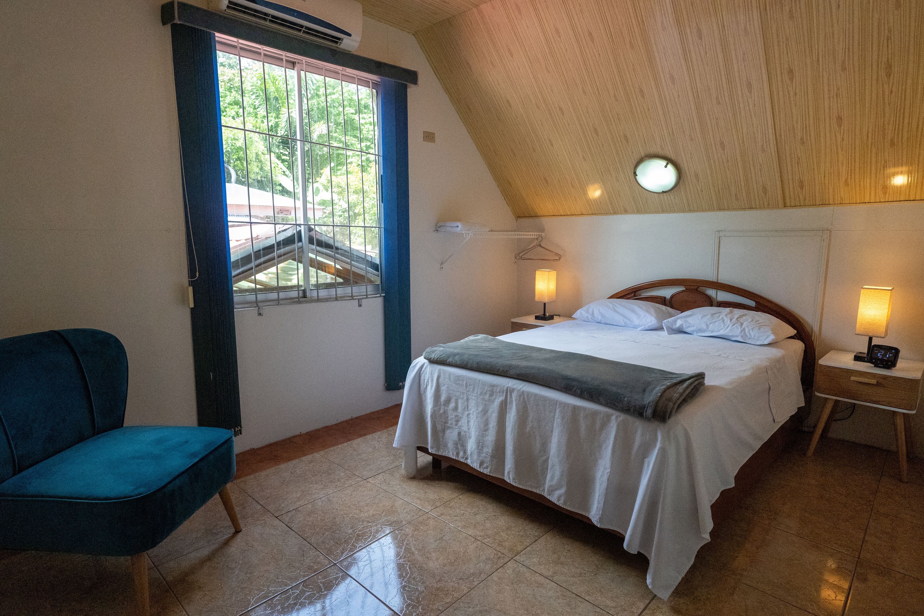 3 habitaciones, escritorio y tabla de planchar con plancha 