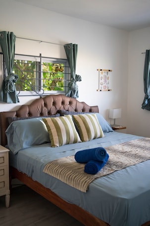1 bedroom, desk, iron/ironing board, travel cot. New Seaside Romantic Cottage With Optional Pool