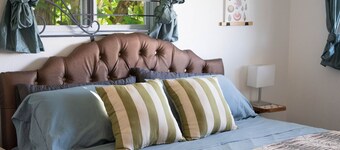 New Seaside Romantic Cottage With Optional Pool