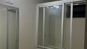 Basic Room | Bathroom - Hotel La Loteria (Panama City)