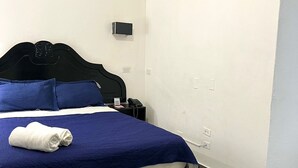 Basic Room - Hotel La Loteria (Panama City)
