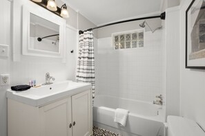 Combined shower/tub, towels, soap, toilet paper - 1930s Home, King bed, sleeps 8, Gameroom, walk to Main St (Tomball)
