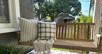 1930s Home, King bed, sleeps 8, Gameroom, walk to Main St