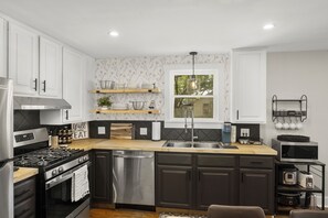 Fridge, microwave, oven, stovetop - 1930s Home, King bed, sleeps 8, Gameroom, walk to Main St (Tomball)