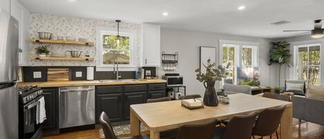 Kühlschrank, Mikrowelle, Ofen, Herdplatte