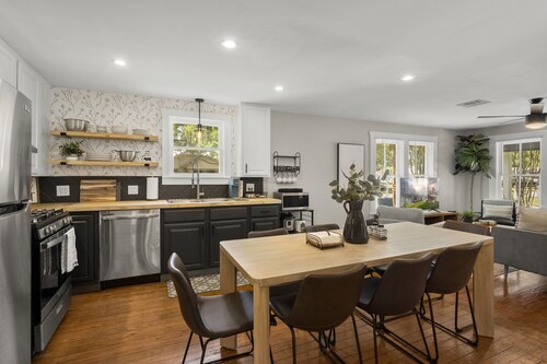 1930s Home, King bed, sleeps 8, Gameroom, walk to Main St