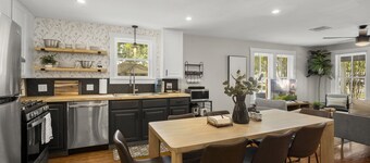 1930s Home, King bed, sleeps 8, Gameroom, walk to Main St