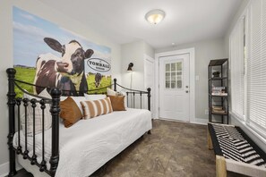 4 bedrooms, desk, free WiFi, bed sheets - 1930s Home, King bed, sleeps 8, Gameroom, walk to Main St (Tomball)