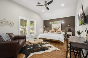 4 soverom, skrivebord, wi-fi (inkludert) og sengetøy