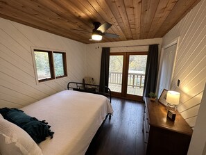 3 chambres, fer et planche à repasser, lit de bébé portatif