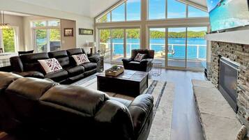 Televisión, chimenea, reproductor de DVD, mesa de ping pong