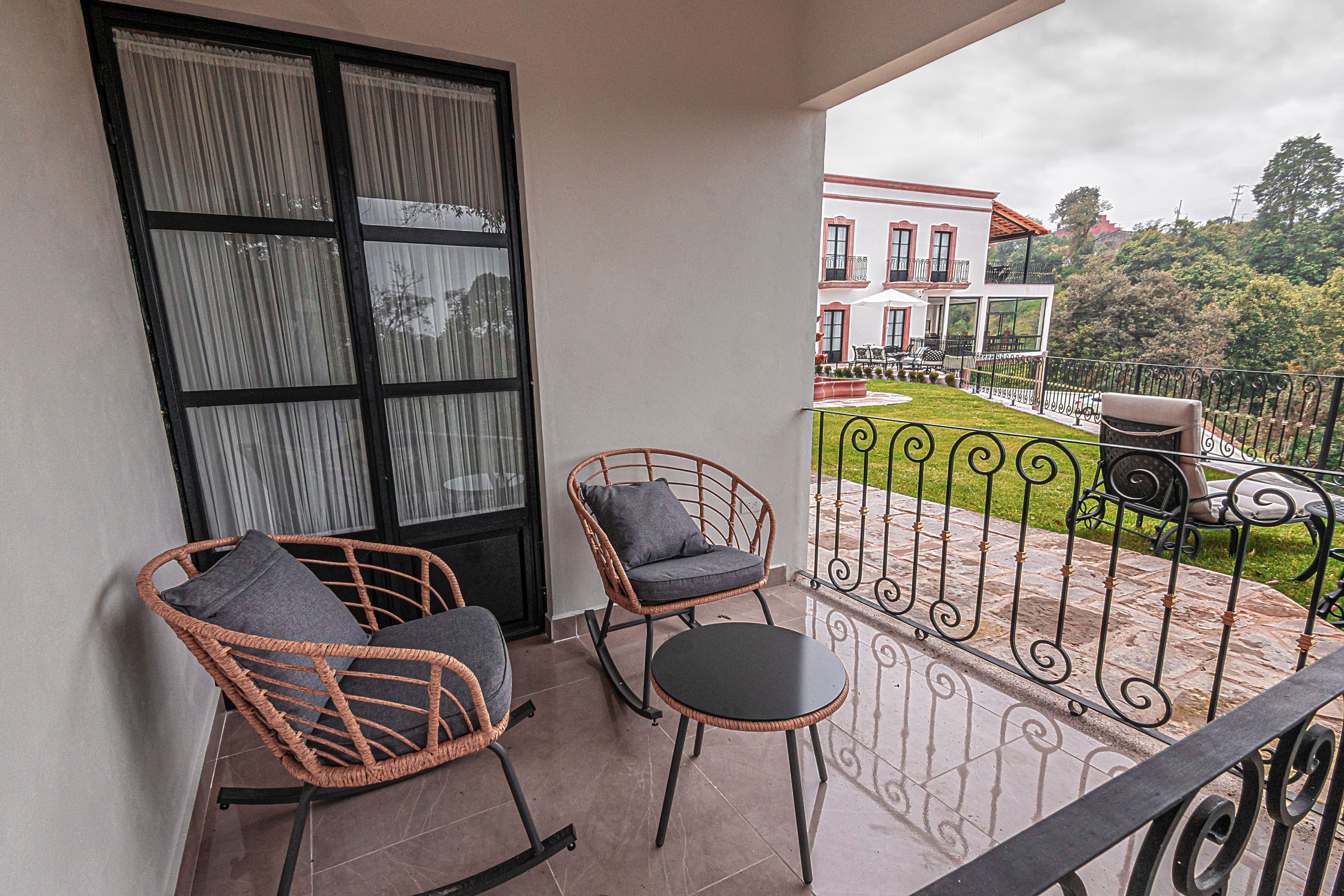 Habitación doble Premium | Ropa de cama de alta calidad, edredón y decoración personalizada 