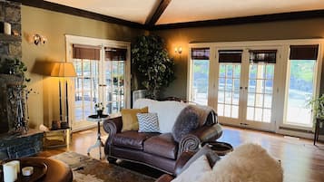 TV, fireplace, stereo, offices