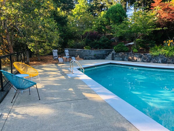 Una piscina al aire libre, una piscina climatizada