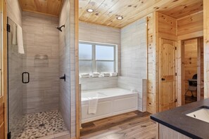 Badewanne, Whirlpool, Haartrockner, Handtücher