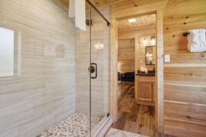 Bathtub, jetted bath, hair dryer, towels - Smoky Mtn Cabin w/ Heated Pool, Hot Tub&Air Hockey (Sevierville)