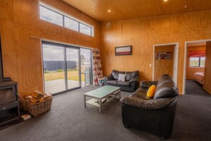 TV, fireplace - Jack Adamson Lodge, Twizel (Twizel)