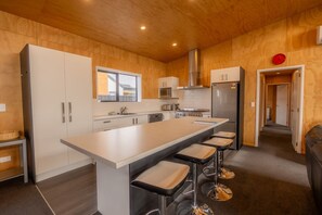 Fridge, microwave, oven, stovetop - Jack Adamson Lodge, Twizel (Twizel)