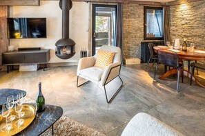 TV, fireplace