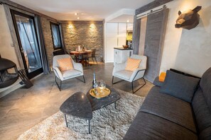 TV, fireplace