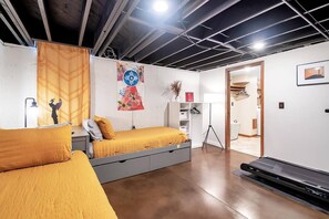 5 Schlafzimmer, Schreibtisch, Bügeleisen/Bügelbrett, Reisekinderbett