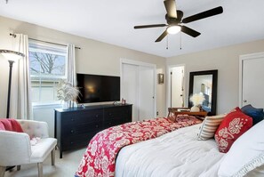 5 habitaciones, escritorio y tabla de planchar con plancha