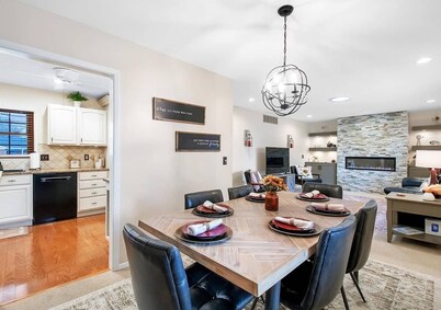 West-Side Ruby: Hot Tub, King Beds, Arcade, Pool Table