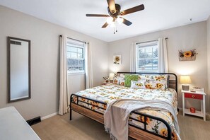 5 bedrooms, desk, iron/ironing board, travel crib