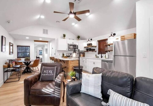 This house is a 2 bedroom(s), 1 bathrooms, located in Wichita, KS.