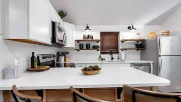 Frigorífico, microondas, horno y placa de cocina