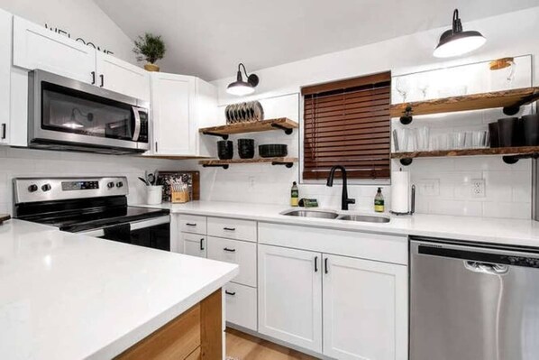 Geladeira, micro-ondas, fogão, cooktop