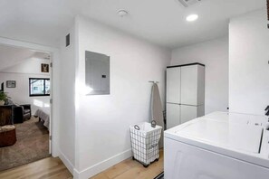 2 室のベッドルーム、デスク、アイロン / アイロン台、旅行用ベビーベッド