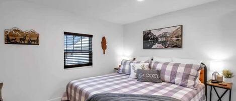 2 Schlafzimmer, Schreibtisch, Bügeleisen/Bügelbrett, Reisekinderbett