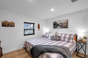 2 Schlafzimmer, Schreibtisch, Bügeleisen/Bügelbrett, Reisekinderbett
