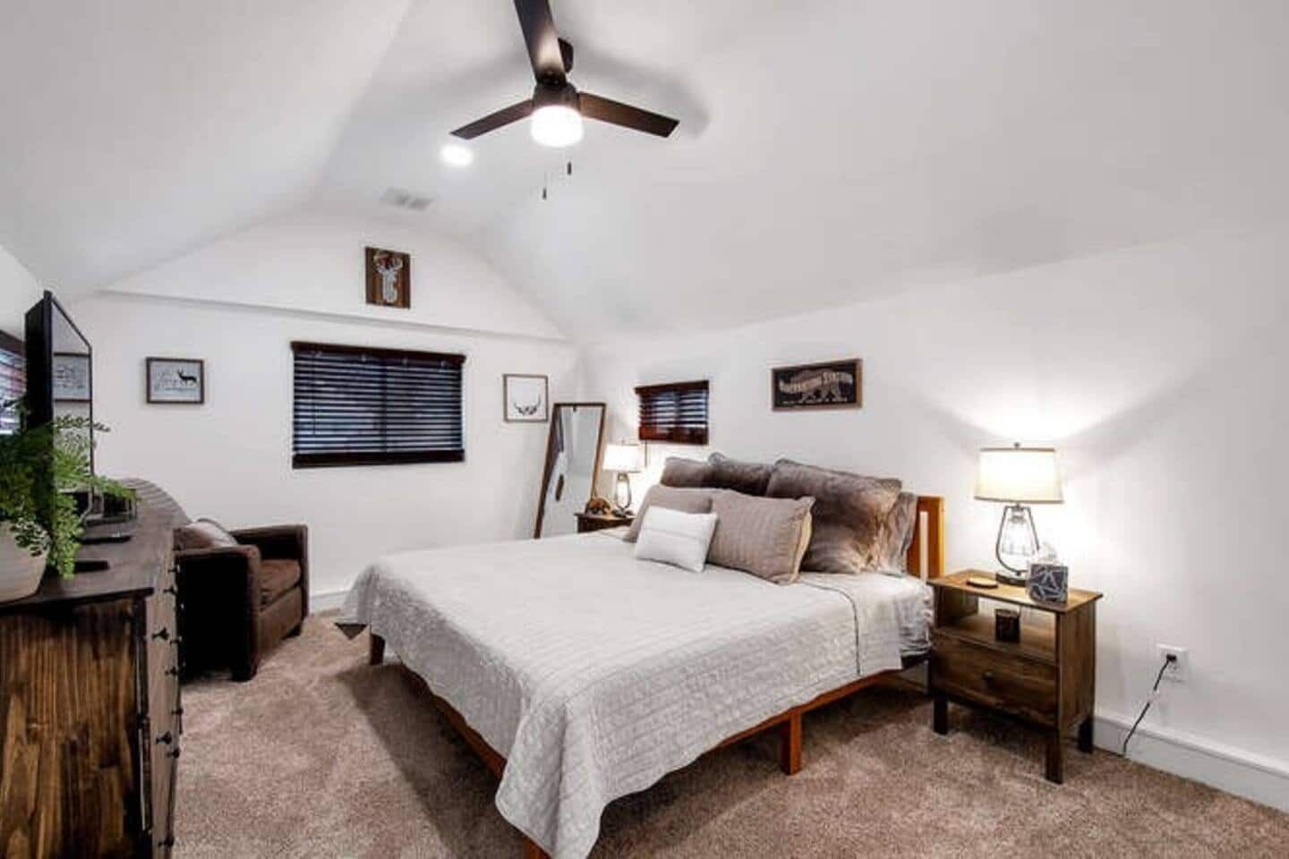 2 habitaciones, escritorio y tabla de planchar con plancha 