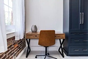 1 室のベッドルーム、デスク、アイロン / アイロン台、WiFi (無料)