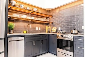Fridge, microwave, oven, stovetop - Downtown close to UAB, St. Vincent’s, BJCC and Airport  (Birmingham)