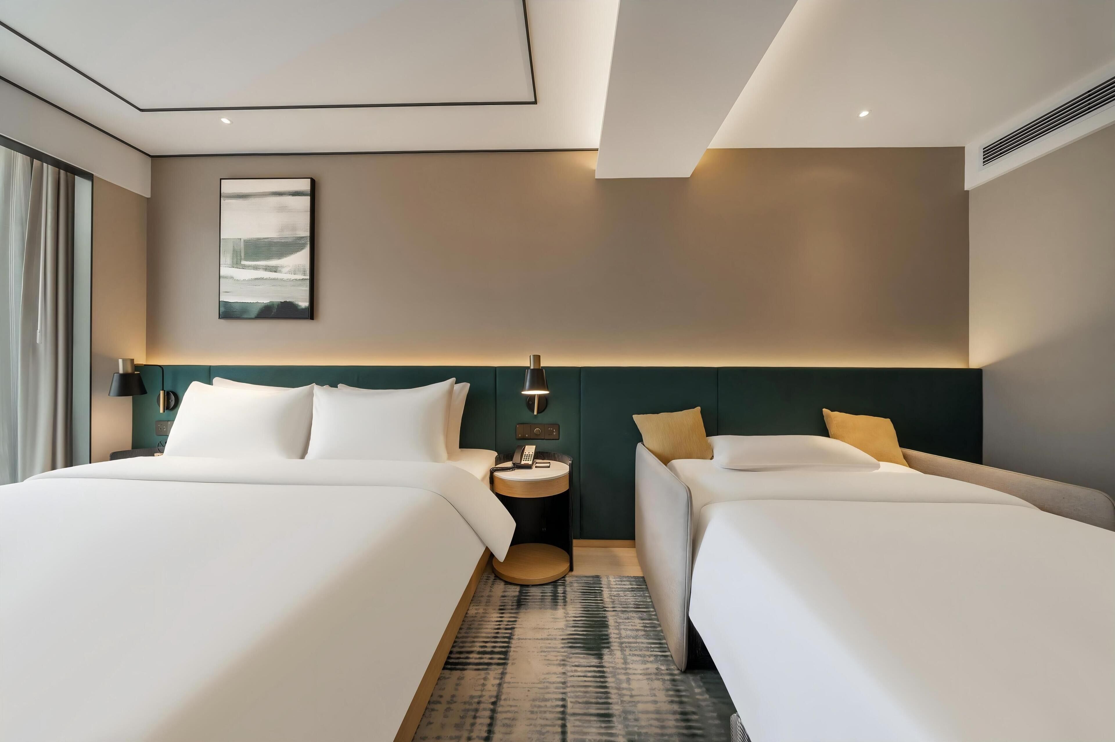 Kamer, 1 kingsize bed met slaapbank | Luxe beddengoed, een bureau, verduisterende gordijnen