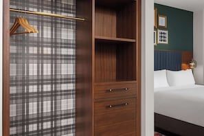 1 Schlafzimmer, hochwertige Bettwaren, Daunenbettdecken, Zimmersafe