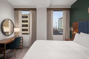 Sengetøy av topp kvalitet, dundyner, safe på rommet og skrivebord