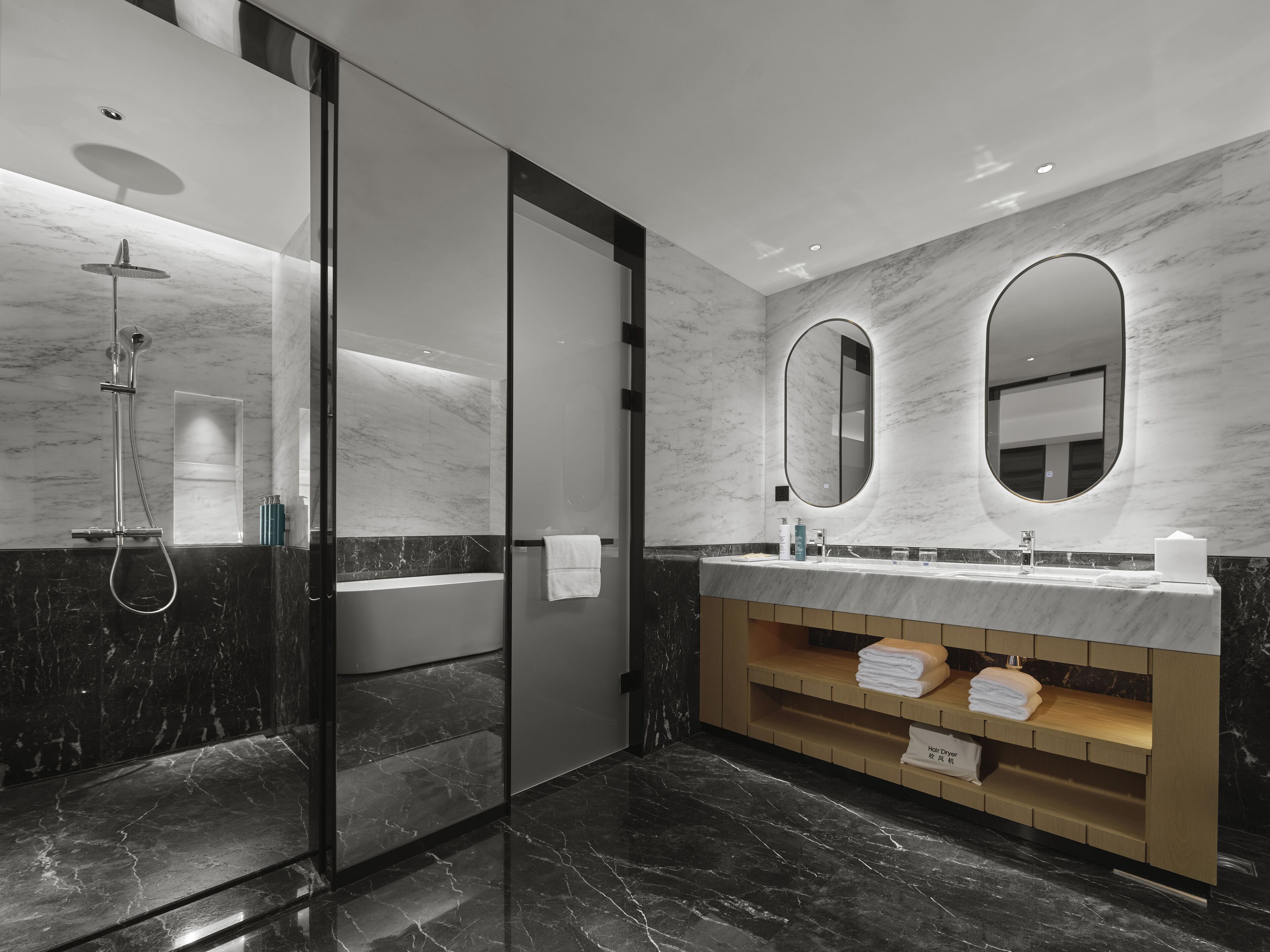 Deluxe-Suite, 1 King-Bett, Badewanne | Badezimmer | Kostenlose Toilettenartikel, Haartrockner, Hausschuhe, Handtücher