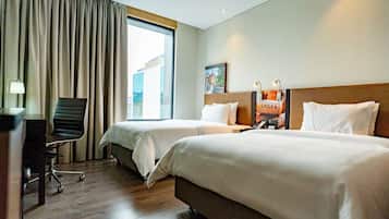 Business Twin Room, 2 Twin Beds | Minibar, in-room safe, individually decorated, desk