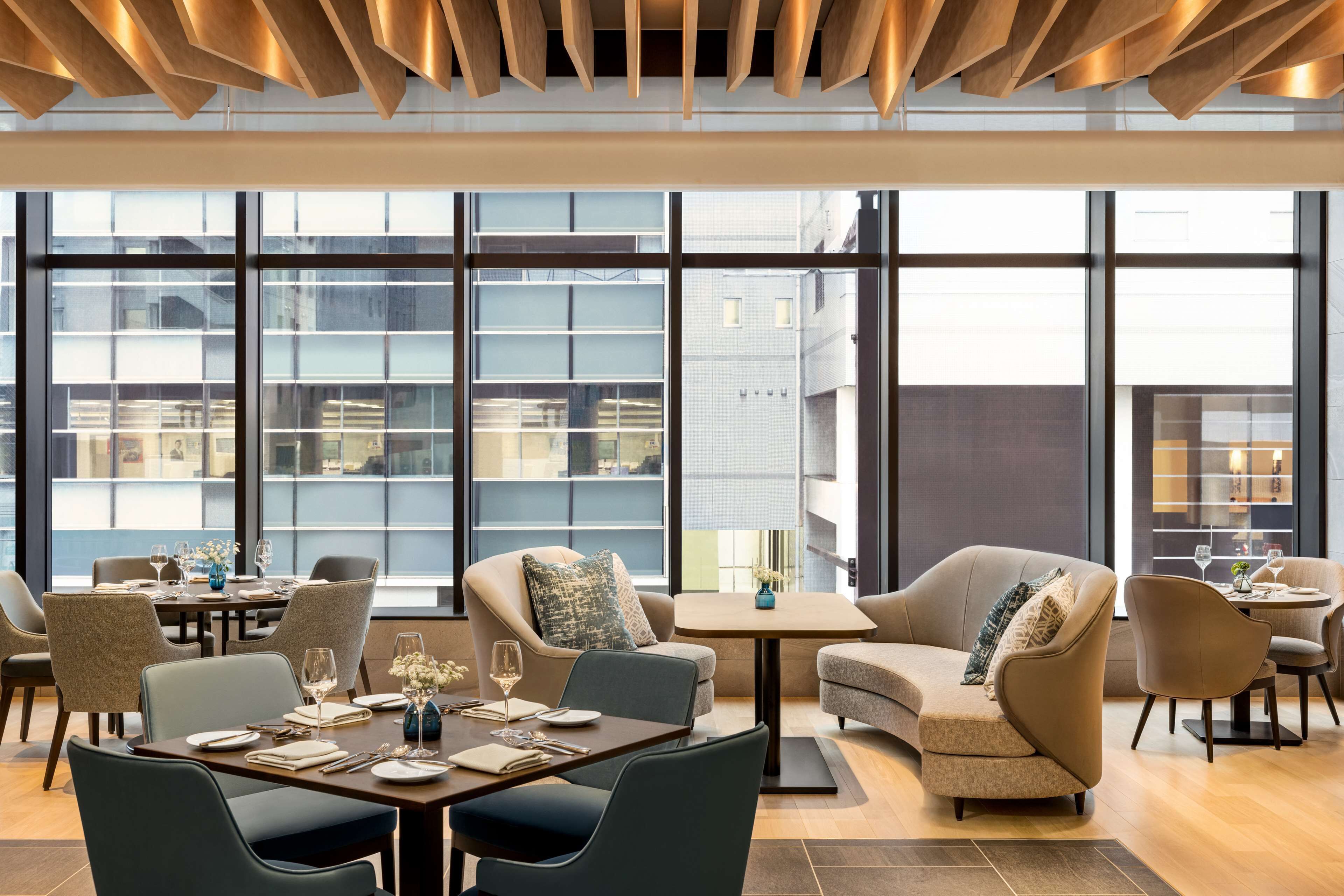 Melayani sarapan, makan siang, dan makan malam