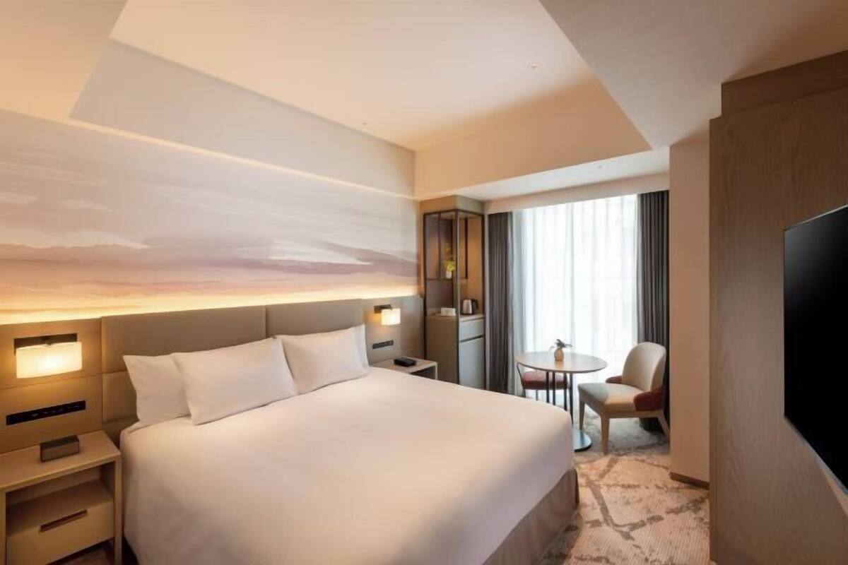 Premium bedding, in-room safe, laptop workspace, blackout drapes