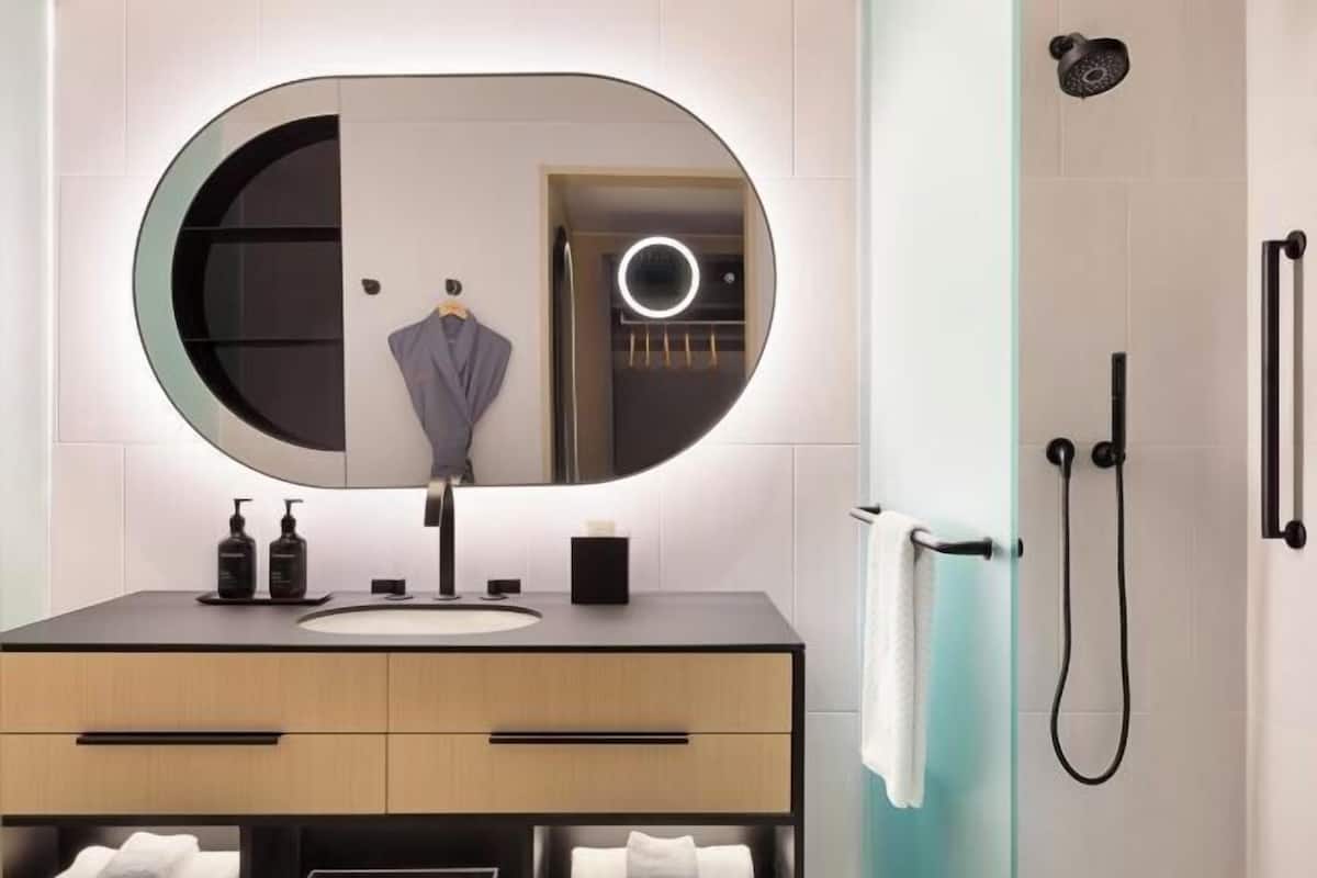 Shower, rainfall showerhead, free toiletries, hair dryer