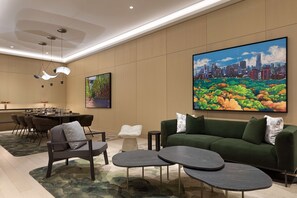 早餐，供應午餐和晚餐