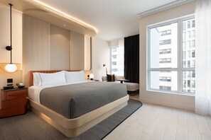 Hypo-allergenic bedding, down comforters, in-room safe, desk - Canopy By Hilton Toronto Yorkville (Toronto)