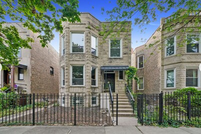 Clean, Private, Cozy Urban Oasis Chicago Greystone In Heart of Logan Square