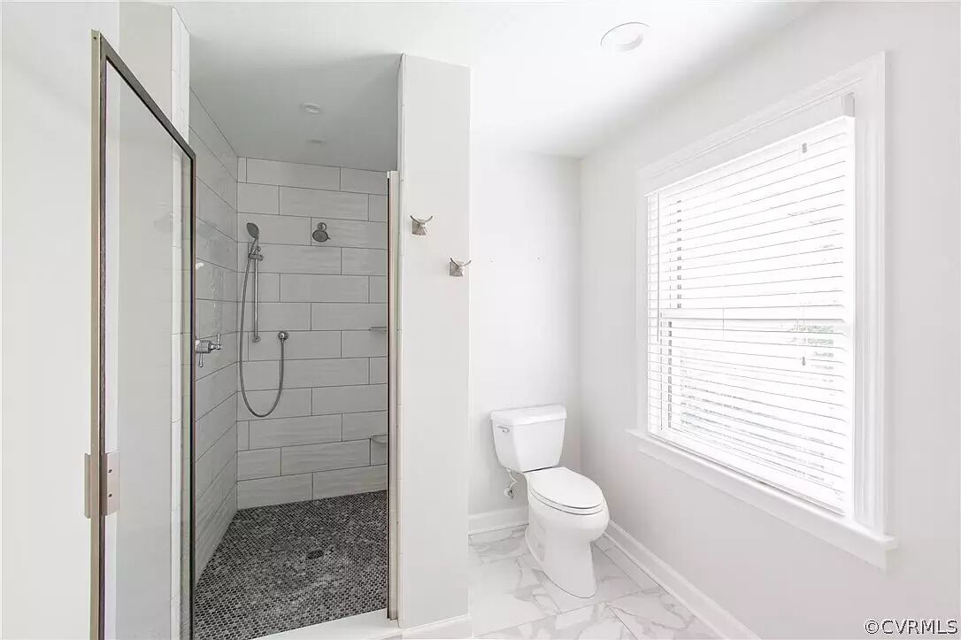 Duschwanne, Haartrockner, Handtücher, Seife