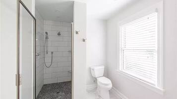 Duschwanne, Haartrockner, Handtücher, Seife